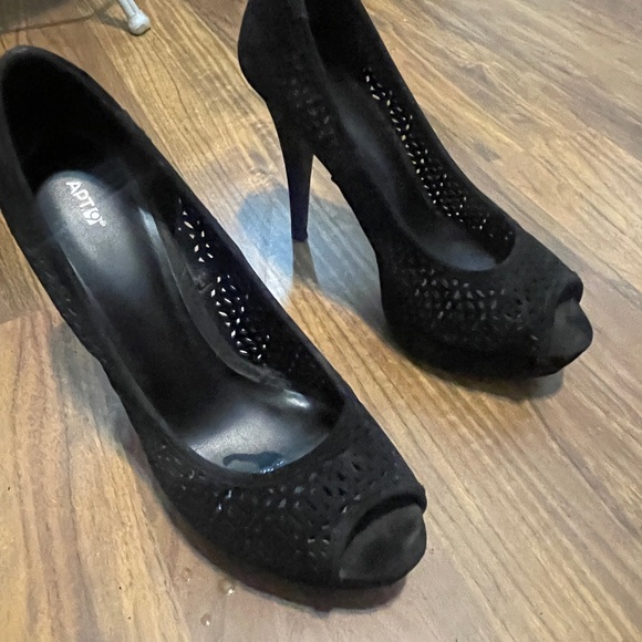Black Peep Toe Eyelit Heels Classic Pump - Picture 9 of 11